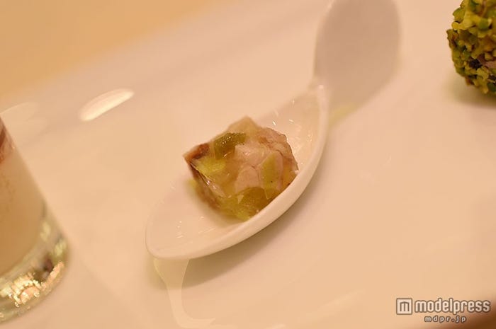 一口サイズのレンゲに乗ったアミューズ