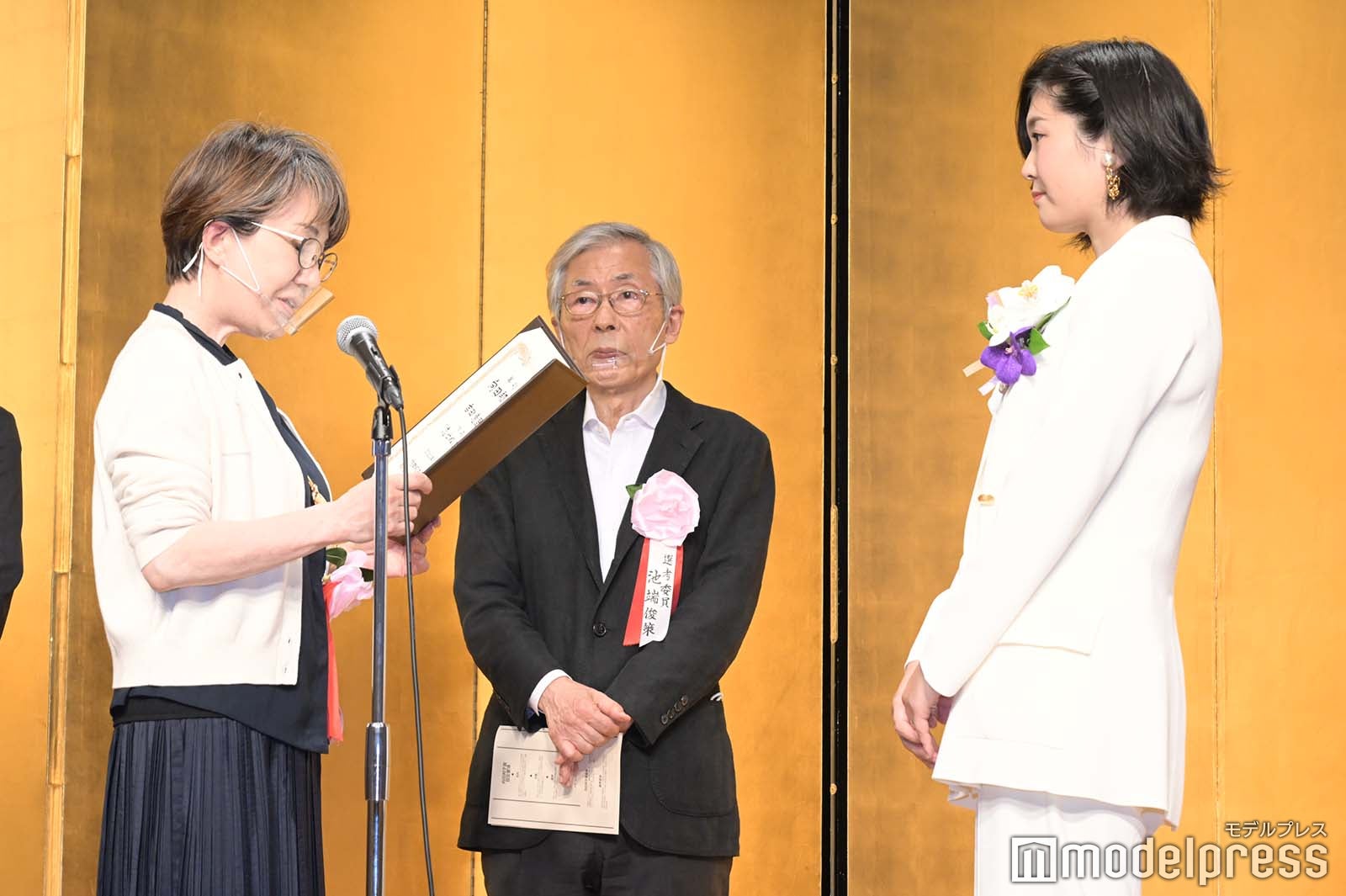贈賞式の様子／（右）吉田恵里香氏（C）モデルプレス