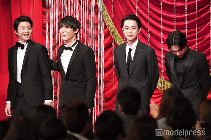 思わず照れ笑いの伊藤健太郎(左) (C)モデルプレス