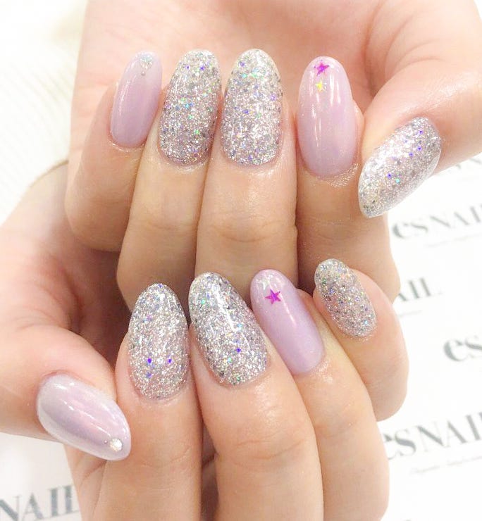 ラメの中のバイオレットがミステリアスな印象(画像提供:esNAIL)