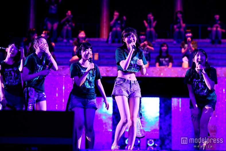 ライブの様子（C）AKS