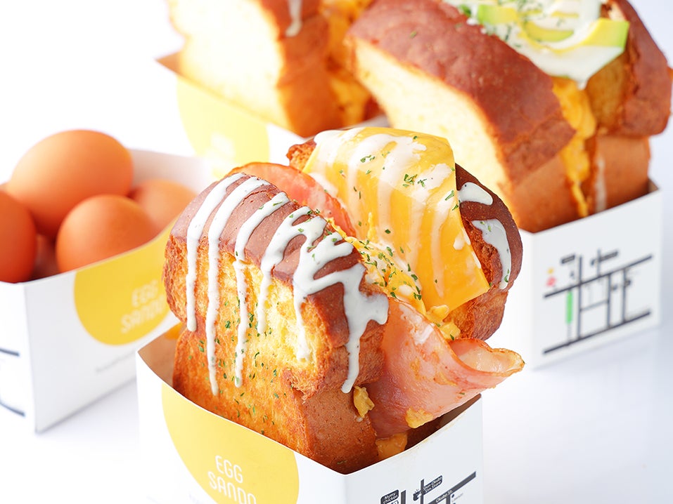 ガーリックバターをトッピングしたアメリカンハムチーズ／画像提供：YOPU