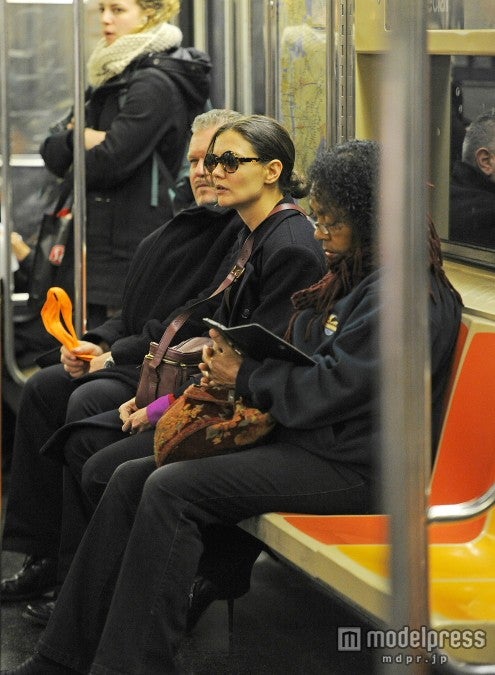 セレブオーラなし！　元トム・クルーズ夫人のケイティ・ホームズが地下鉄通勤