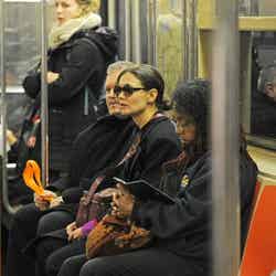5日、ニューヨークの地下鉄に乗車中のケイティ・ホームズ。Photo：Splash/アフロ