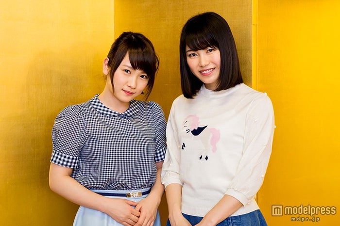 川栄李奈、横山由依(左から)/情報旅番組「横山由依(AKB48)がはんなり巡る京都いろどり日記 ~ゆいはん&川栄 春爛漫の嵐山二人旅~(仮)」(関西テレビ 22日放送、深夜1:55~3:20)/(C)関西テレビ放送