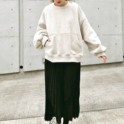 ゆるっとシンプルなスウェット×スカートのおしゃれな着こなし9選