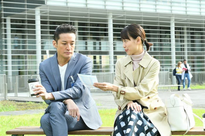 松岡昌宏、戸田恵梨香/「大恋愛~僕を忘れる君と」第1話より(C)TBS