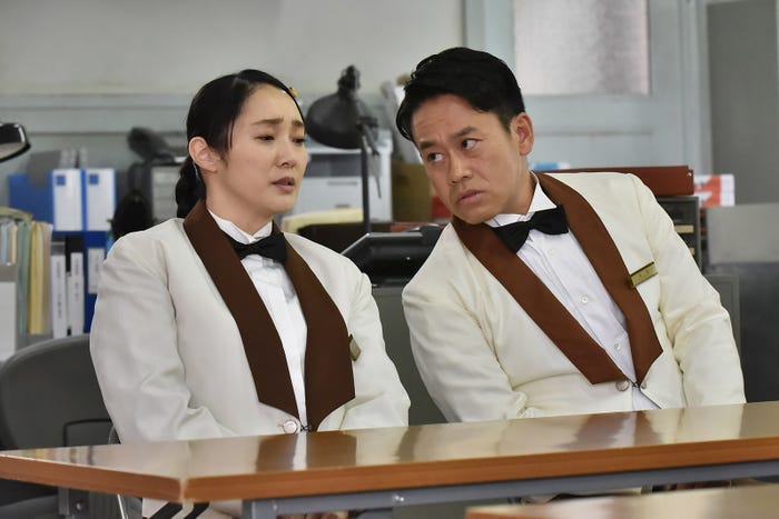 西尾まり、宮川大輔/「崖っぷちホテル!」第2話より(C)日本テレビ