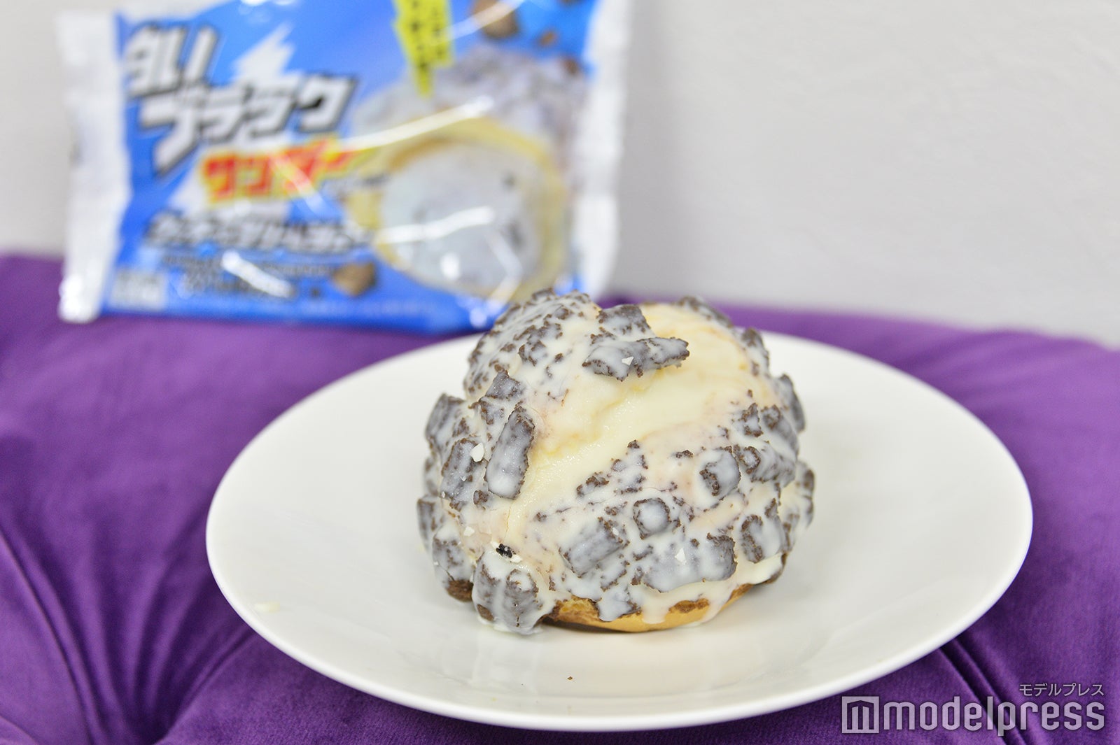 白いブラックサンダー クッキー＆クリームシュー（C）モデルプレス