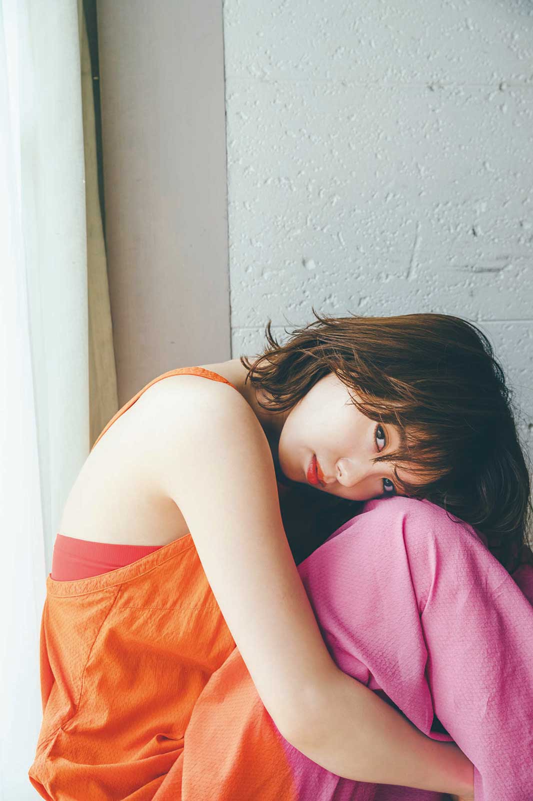 飯豊まりえ、“夏全開”ノースリーブで美背中チラリ