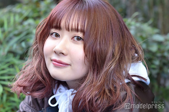 インタビューに応じたエミリン(C)モデルプレス