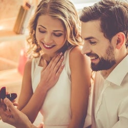 やっぱり婚約指輪がほしい! 彼に婚約指輪をおねだりするコツ