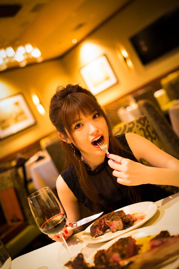 ステーキを本気食べする松村沙友理/松村沙友理 写真集オフショット (撮影/桑島智輝)