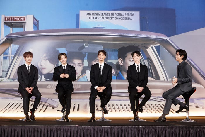 SHINeeインタビュー会の模様(左から)オンユ、テミン、ミンホ、キー、MCのユンホ/東方神起(提供写真)
