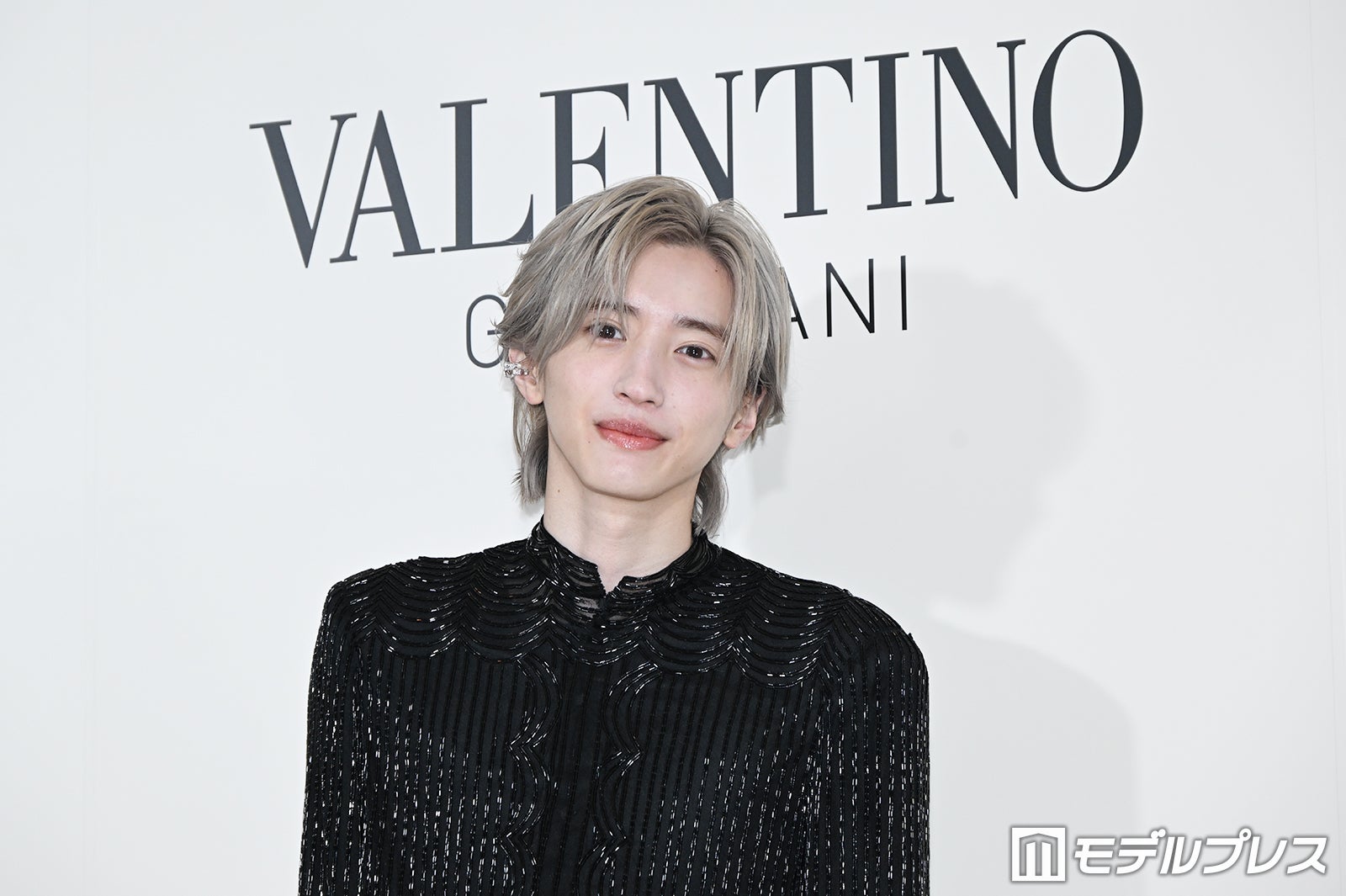 なにわ男子・道枝駿佑「メゾン ヴァレンティノ」ブランドアンバサダー就任 “プラチナブロンド”ヘアで登場