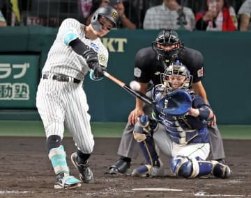 阪神・佐藤輝明の本塁打キングを阻止するライバルは誰だ 村上宗隆、岡本和真がメジャー移籍で死角はあるのか