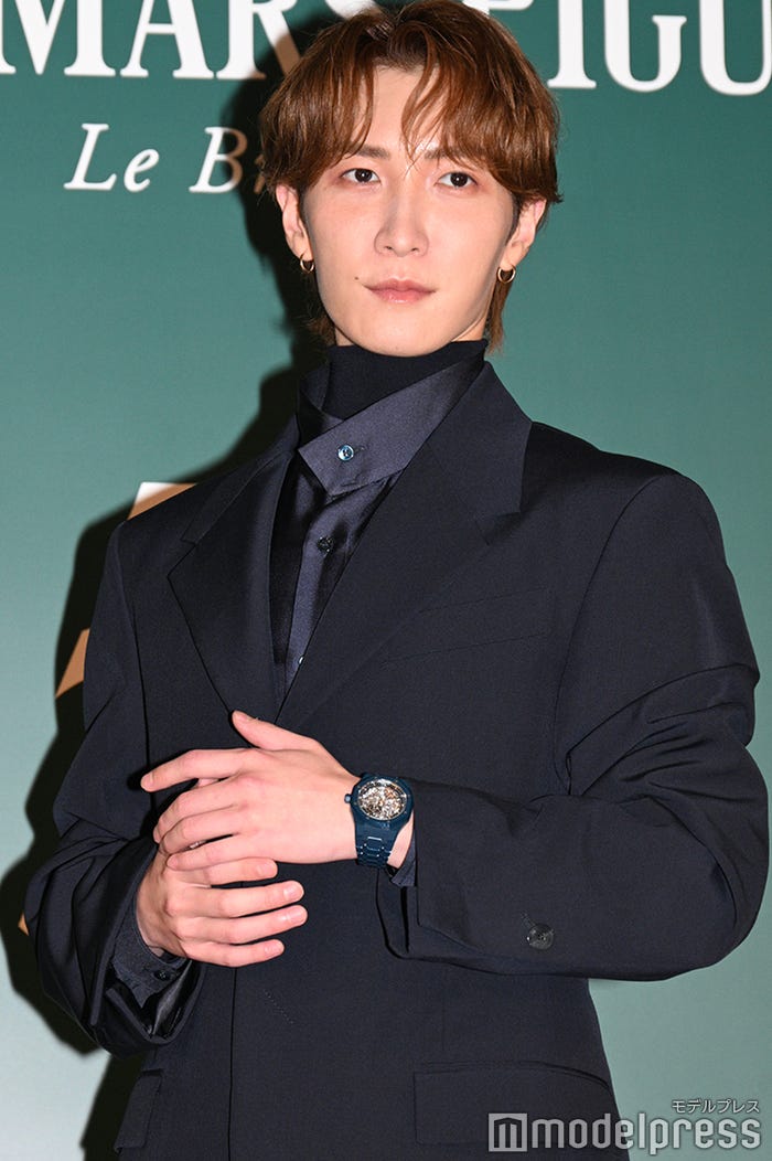 メンカラの時計を身につける渡辺翔太(C)モデルプレス