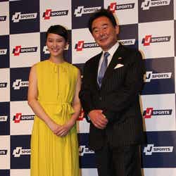 (左から)武井咲、東尾修コーチ