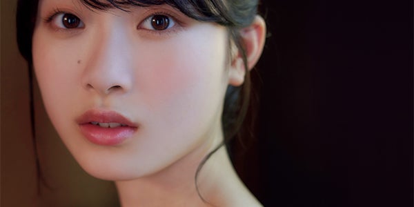 NGT48小越春花、19歳初めてのグラビア タンクトップ姿で色白美ボディ