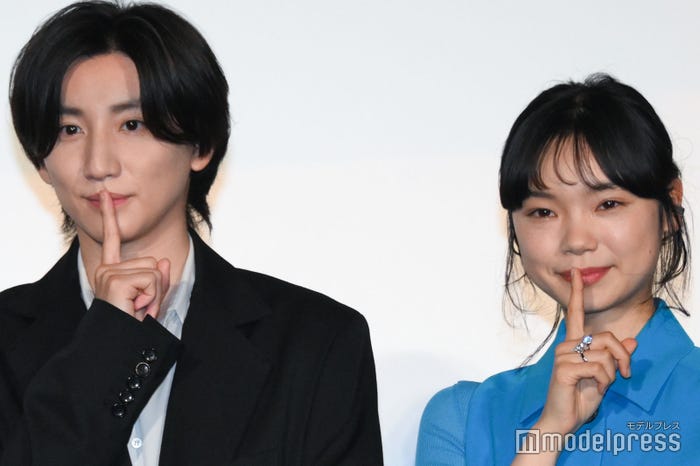 握力が強すぎて古川琴音に3~4回同じ話をされる京本大我(C)モデルプレス