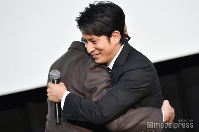 木村大作監督と熱い抱擁を交わす岡田准一 (C)モデルプレス