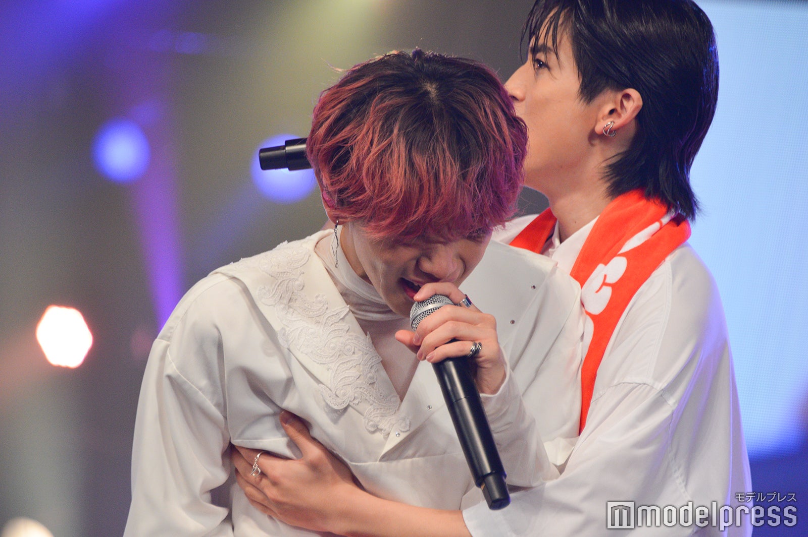 涙を流す宮世琉弥に抱きつく高橋文哉 （C）モデルプレス