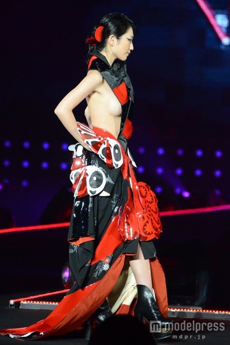 大胆露出で観客を魅了