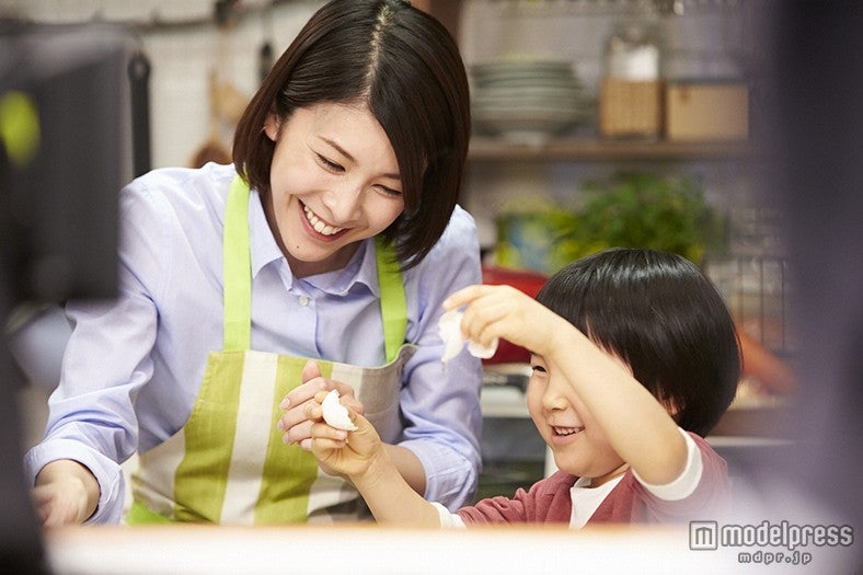 卵割りに挑戦する子供を見守る竹内結子／CMカットより