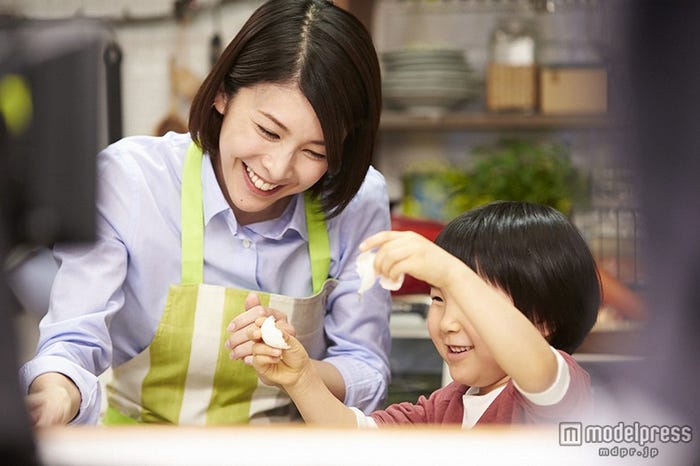 卵割りに挑戦する子供を見守る竹内結子/CMカットより