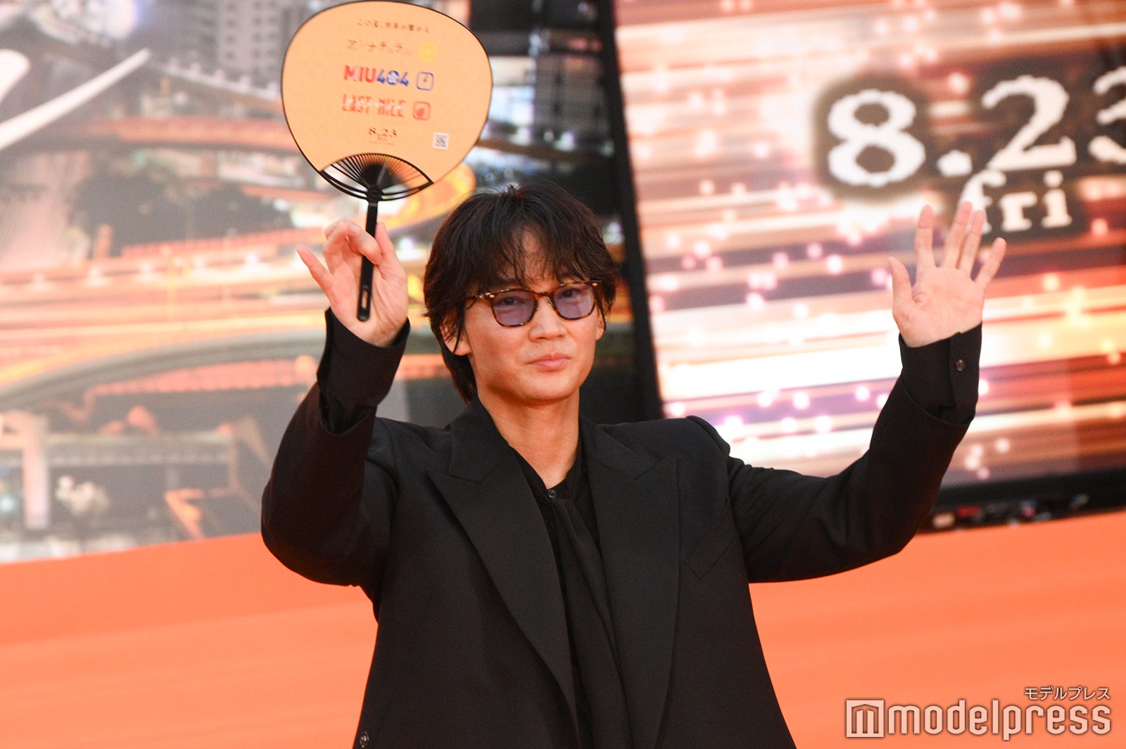 自撮りをする綾野剛（C）モデルプレス