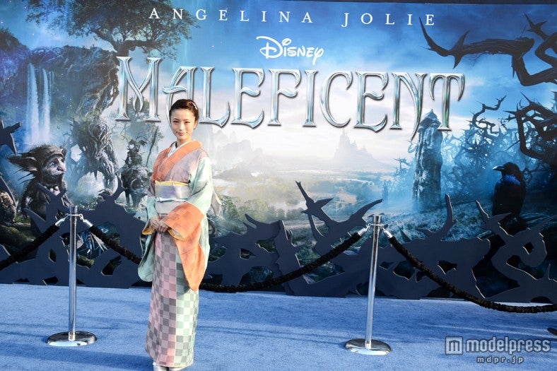 ブルーカーペットに登場した上戸彩／役柄のオーロラ姫にちなみ、「オーロラ」と名付られた帯を選んだという