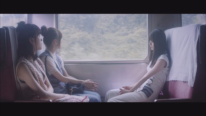 乃木坂46「路面電車の街」MVより(提供写真)