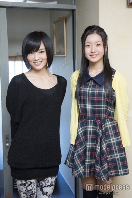 左から：山本彩、須藤凜々花（C）AKS