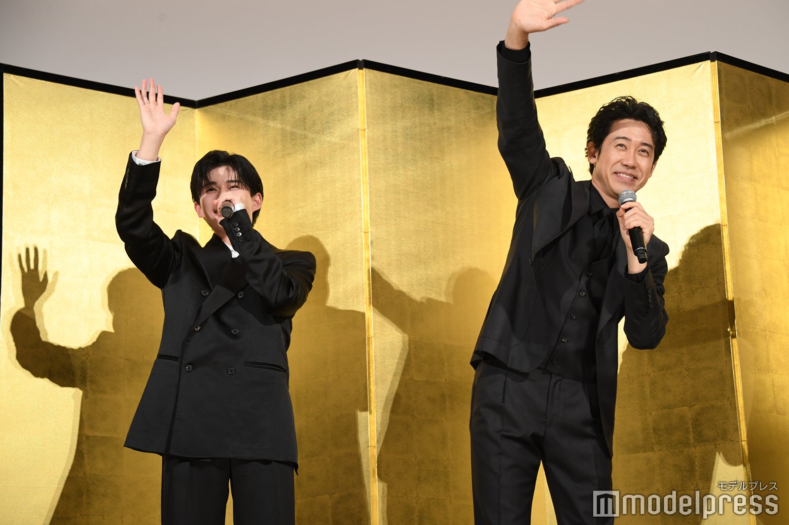 大泉洋「なにわ男子だよ～！」、長尾謙杜「TEAM NACSで～す！」（C）モデルプレス