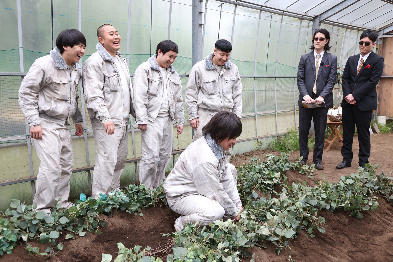 （左から時計回り）秋山寛貴、岡部大、せいや、長田庄平、粗品、菊田竜大、松尾駿（C）フジテレビ