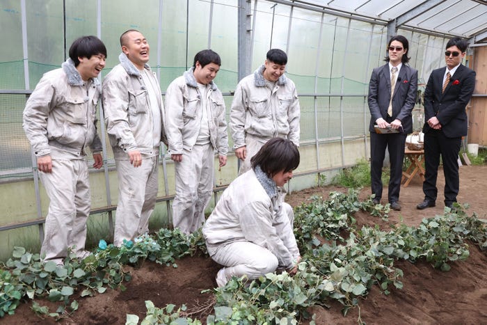 (左から時計回り)秋山寛貴、岡部大、せいや、長田庄平、粗品、菊田竜大、松尾駿(C)フジテレビ