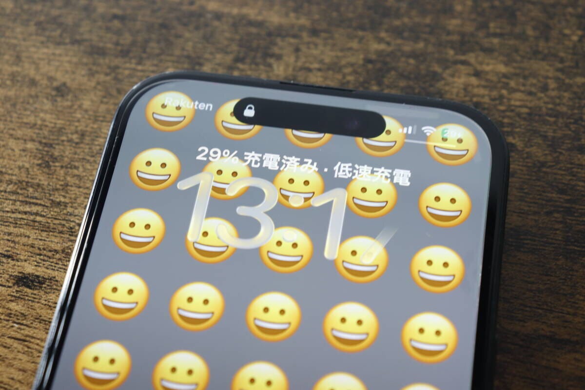 充電中のスマートフォンの画面に「29% 充電中のスマートフォンの画面に「29%