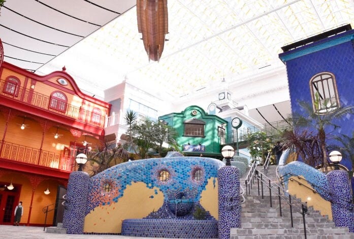 カラフルなタイルで装飾された「ジブリの大倉庫」中央階段。タイルのところどころにまっくろくろすけなどジブリキャラクターが隠れているので探してみて!（C）Studio Ghibli