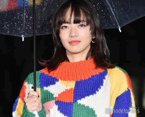 小松菜奈、表参道イルミに感激 鮮やかセーターで登場