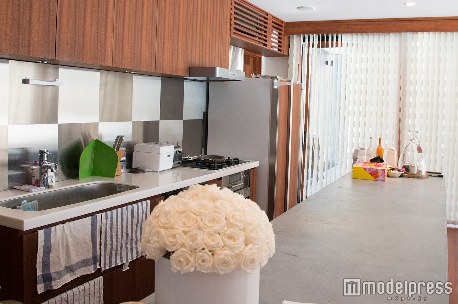 キッチン／手前のブーケは聖南からの手土産（C）モデルプレス