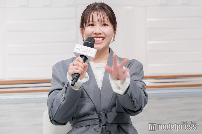 いかつい車に乗っている渡邉美穂(C)モデルプレス