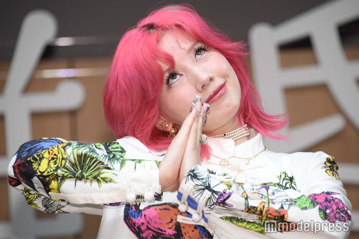 ゆいちゃんの「かしこみかしこみ~」をする仲里依紗(C)モデルプレス