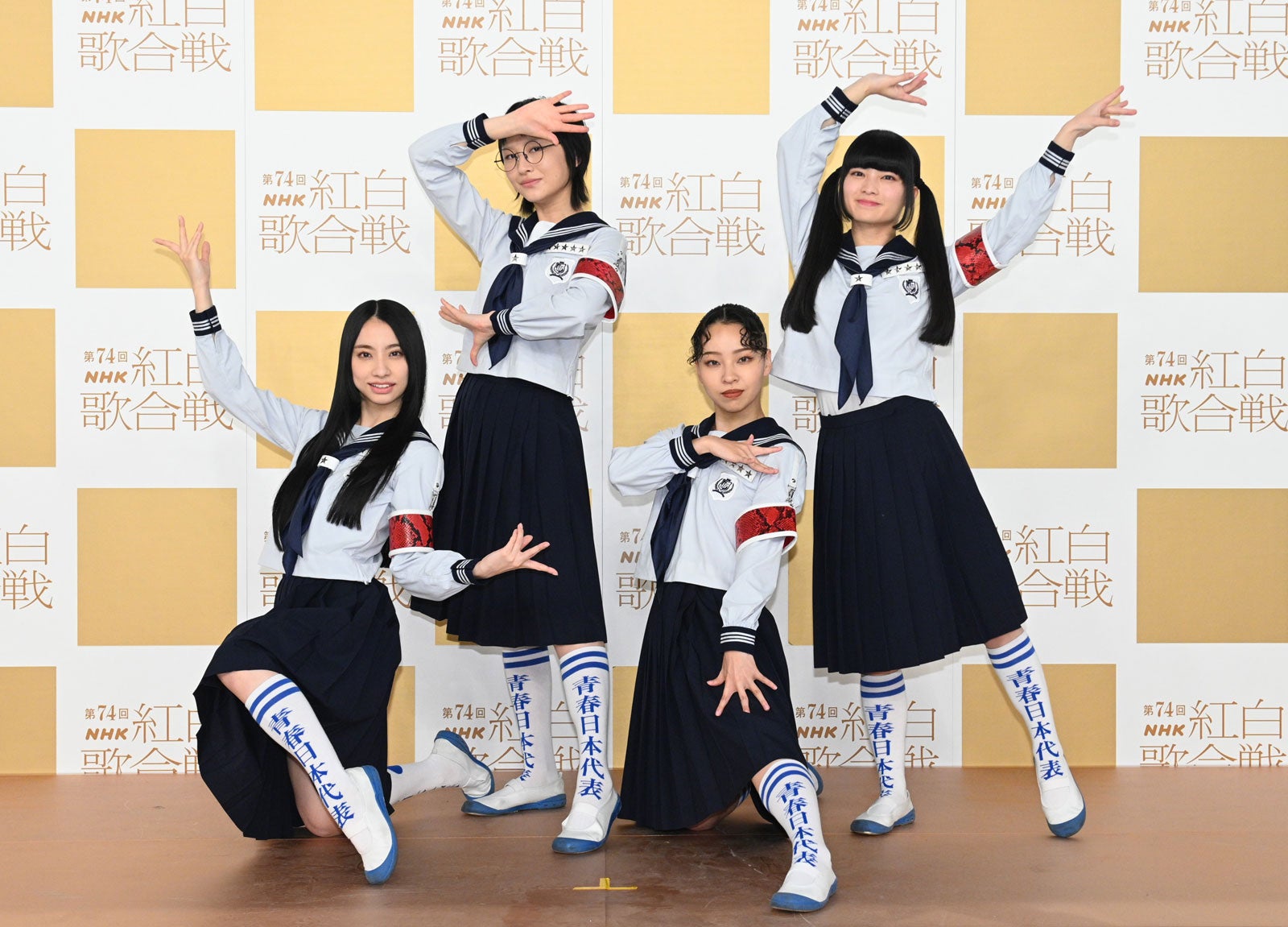 新しい学校のリーダーズ／（左から）KANON、SUZUKA、RIN、MIZYU（C）NHK
