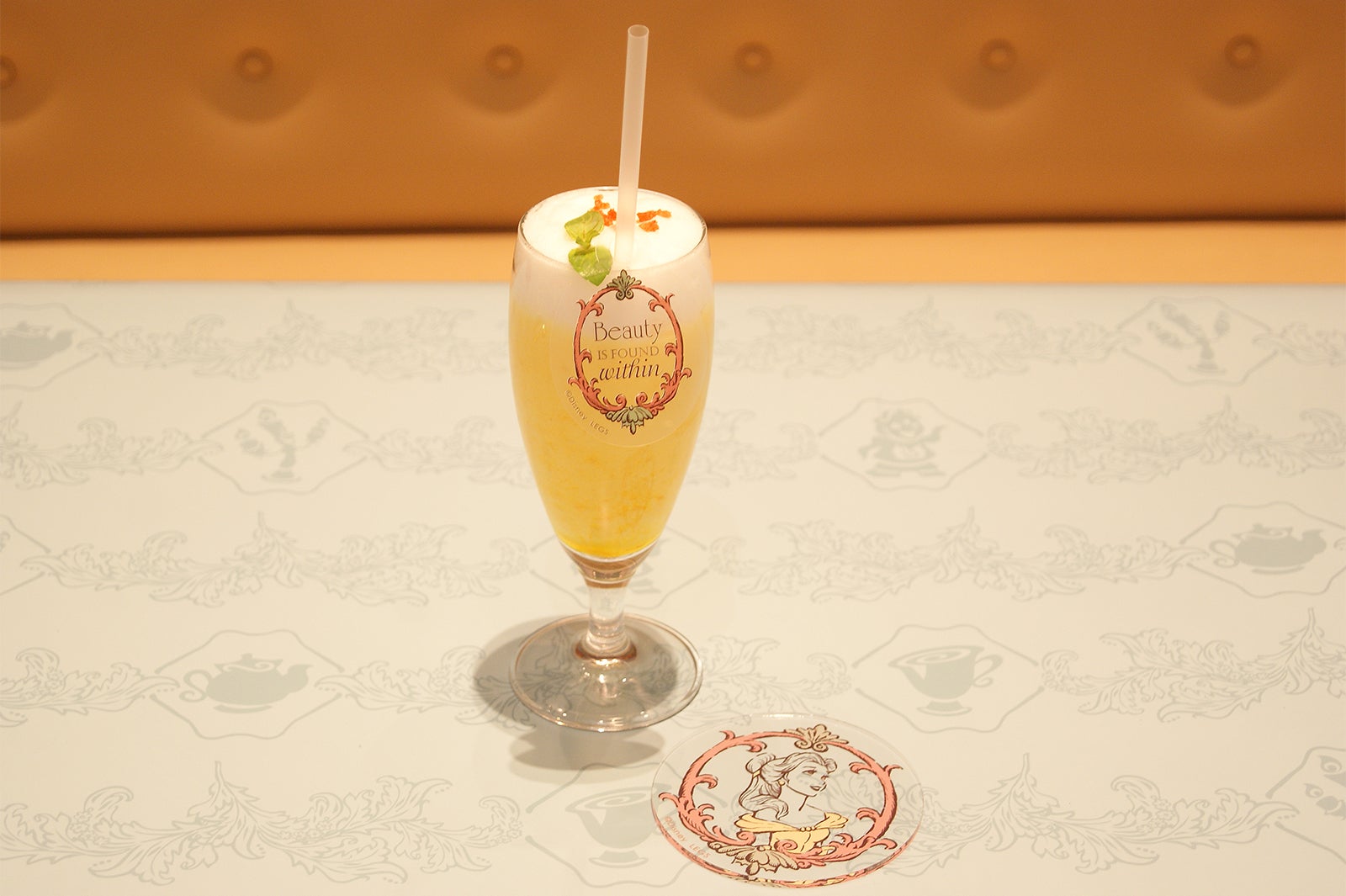 ＜ベル＞マンゴースムージー890円／コースター付き1,590円（C）Disney