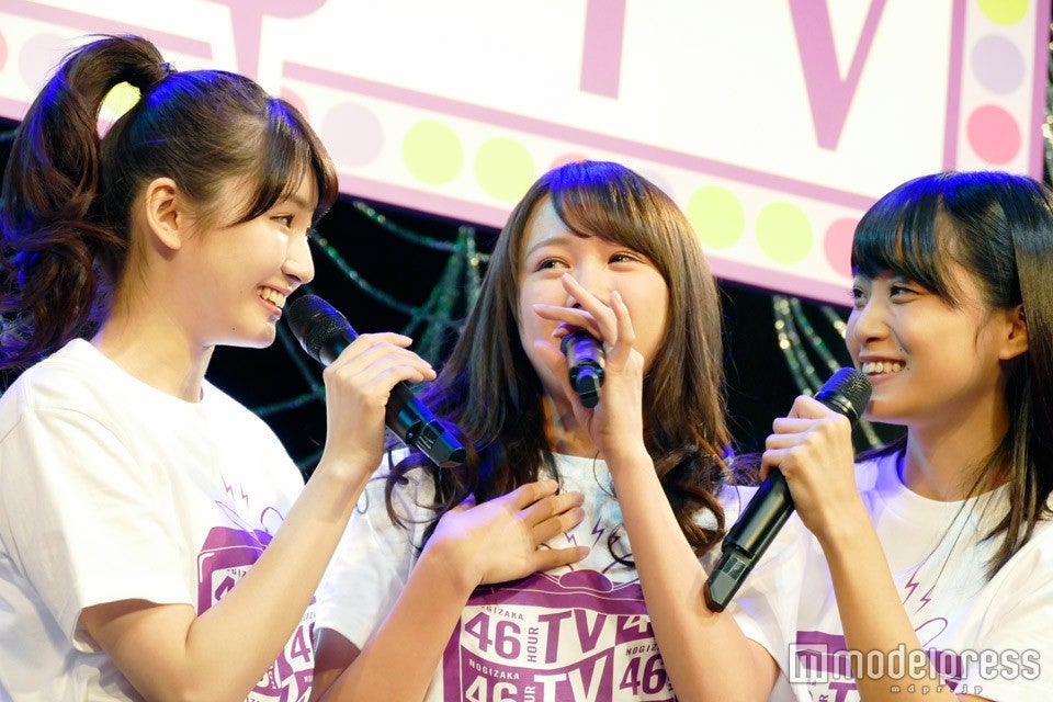 涙する永島聖羅（中央）