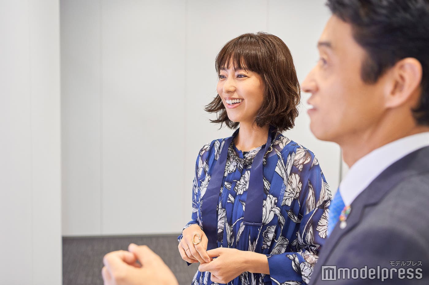 あまりの進歩に驚く小泉里子(C)モデルプレス