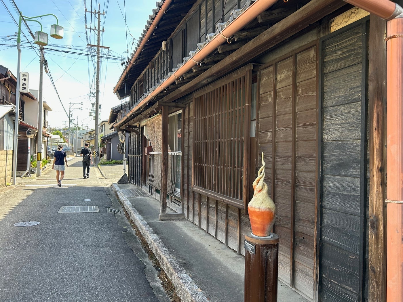 風情のある街並みを歩いて向かいます