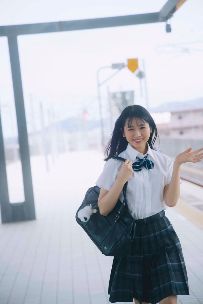 上村ひなの/⽇向駅で撮影した制服カット(提供写真)