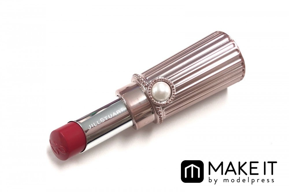 ジルスチュアート ビューティ／リップブロッサム エターナルクチュール／01 graceful poppy／2,800円（税抜） (C)メイクイット