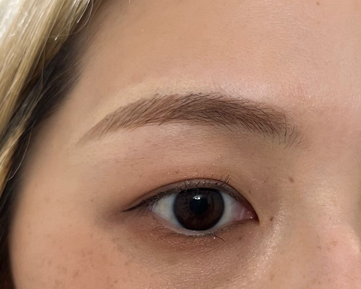 縁取った内側をペンシルで毛流れに沿って描く